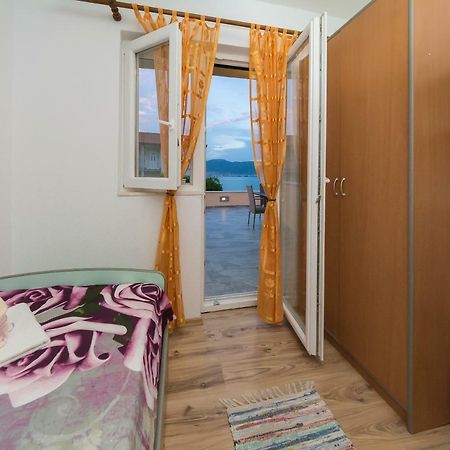 Apartment Leut With Spacious Terrace And Sea View Slatine Exterior foto