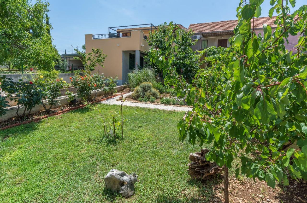 Apartment Leut With Spacious Terrace And Sea View Slatine Exterior foto