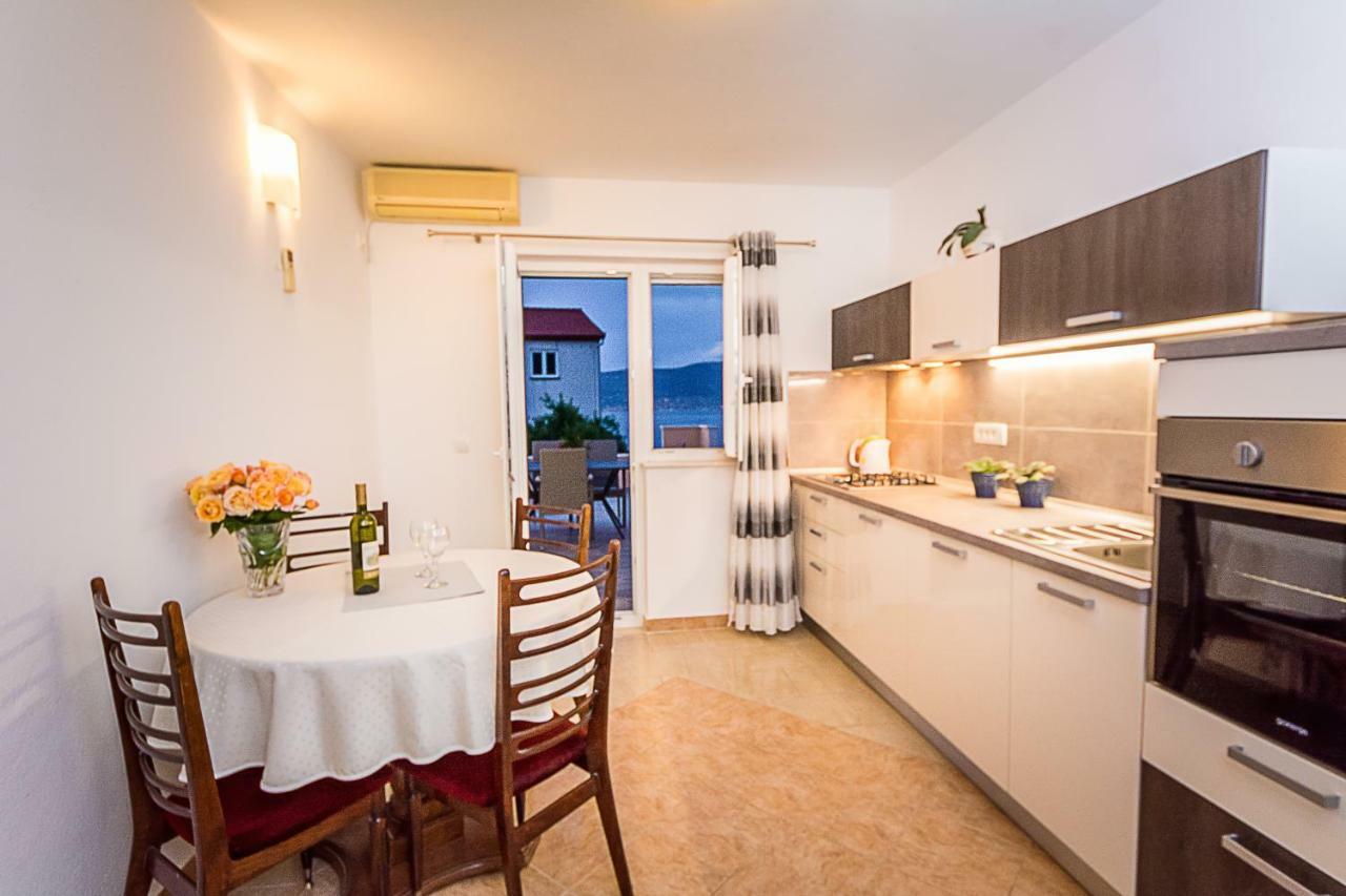 Apartment Leut With Spacious Terrace And Sea View Slatine Exterior foto