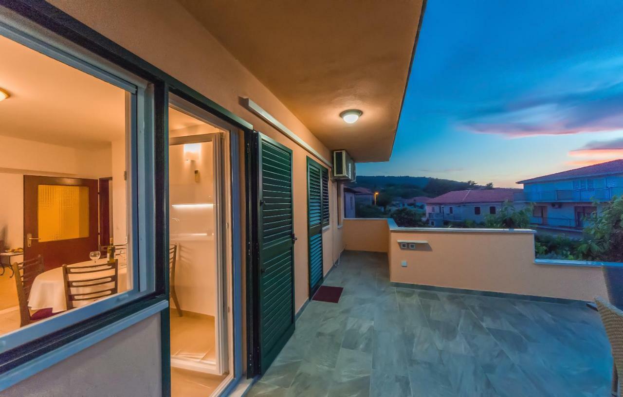 Apartment Leut With Spacious Terrace And Sea View Slatine Exterior foto