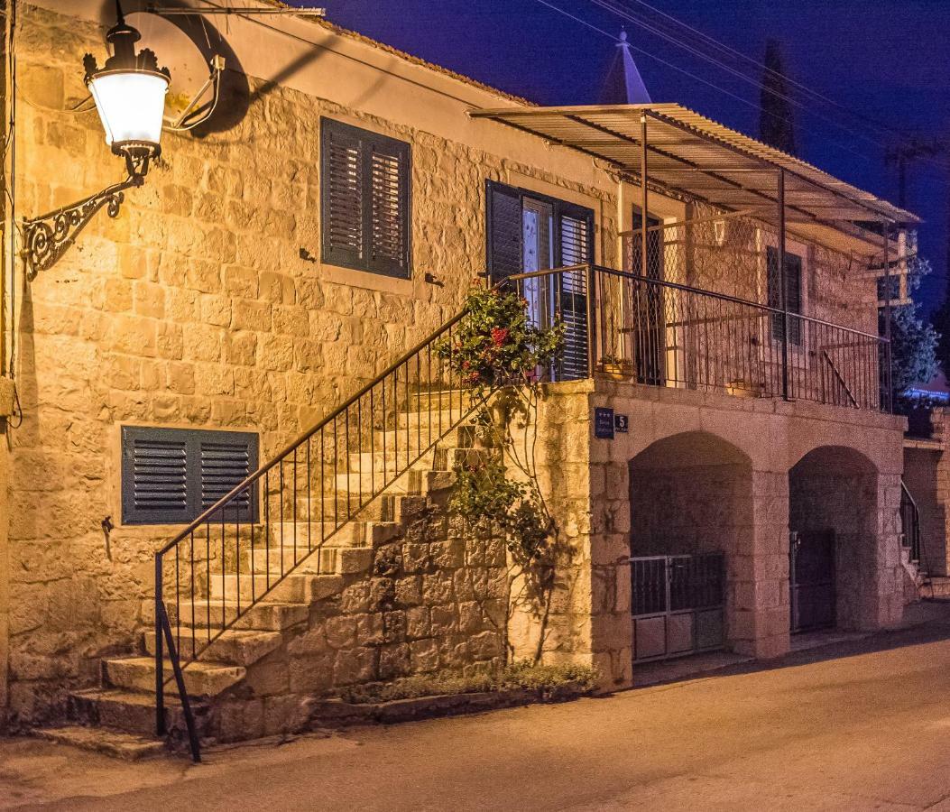 Apartment Leut With Spacious Terrace And Sea View Slatine Exterior foto